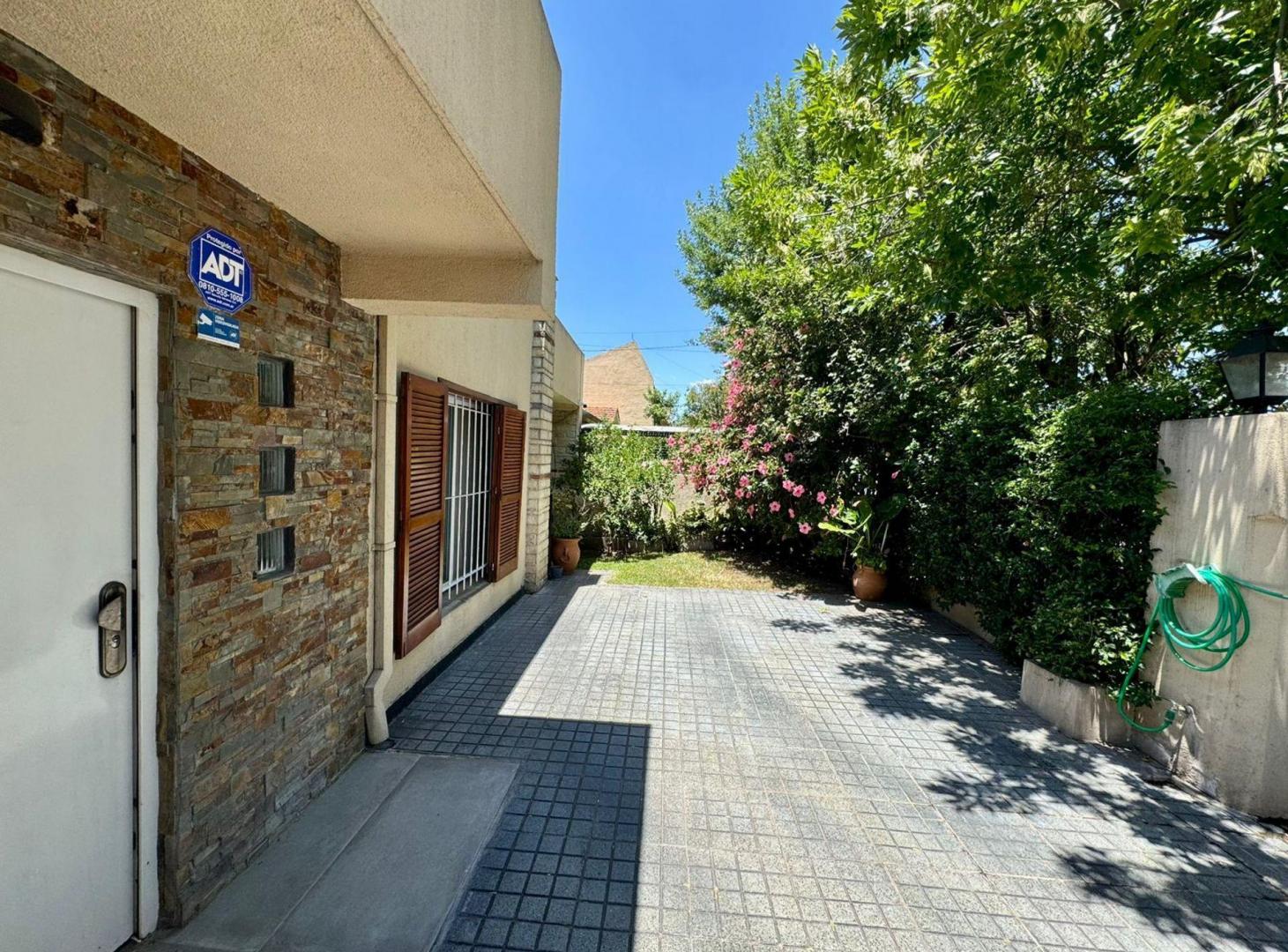 VENTA CASA 5 AMBIENTES HURLINGHAM PISCINA  PERMUTA