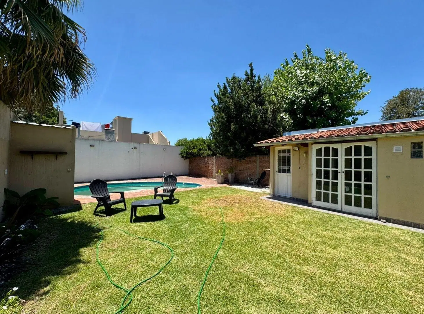 VENTA CASA 5 AMBIENTES HURLINGHAM PISCINA  PERMUTA 5