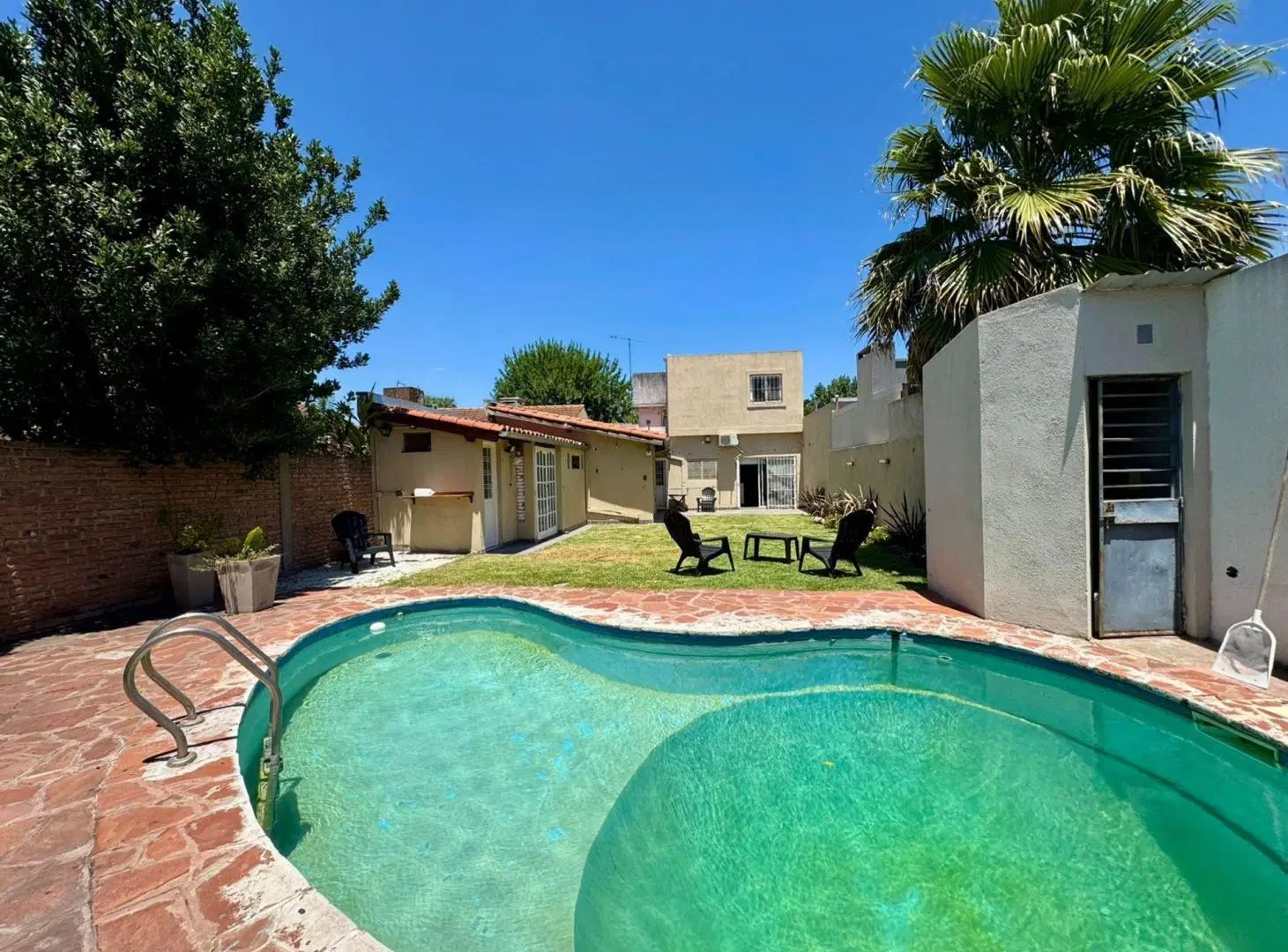 VENTA CASA 5 AMBIENTES HURLINGHAM PISCINA  PERMUTA 3