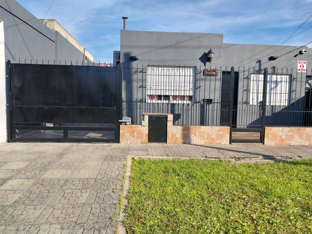 VENTA CASA + DTO PILETA PASO DEL REY MORENO