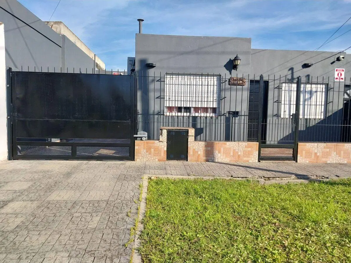 VENTA CASA + DTO PILETA PASO DEL REY MORENO 2