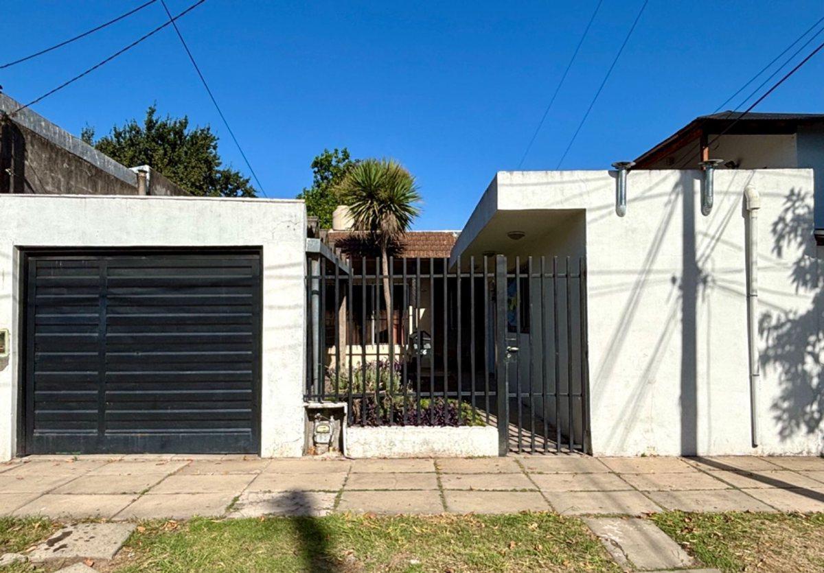 VENTA CASA 4 AMBIENTES HURLINGHAM COCHERA