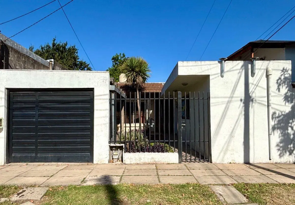 VENTA CASA 4 AMBIENTES HURLINGHAM COCHERA 5