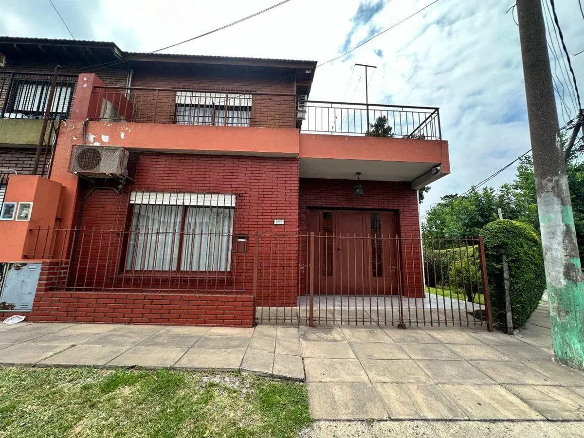 CASA EN VENTA 3 AMBIENTES EN HURLINGHAM 2