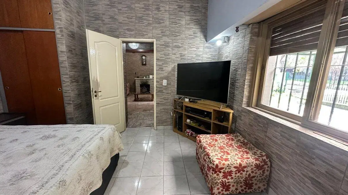 CASA EN VENTA 4 AMB. + DEPTO.  EN HURLINGHAM 3