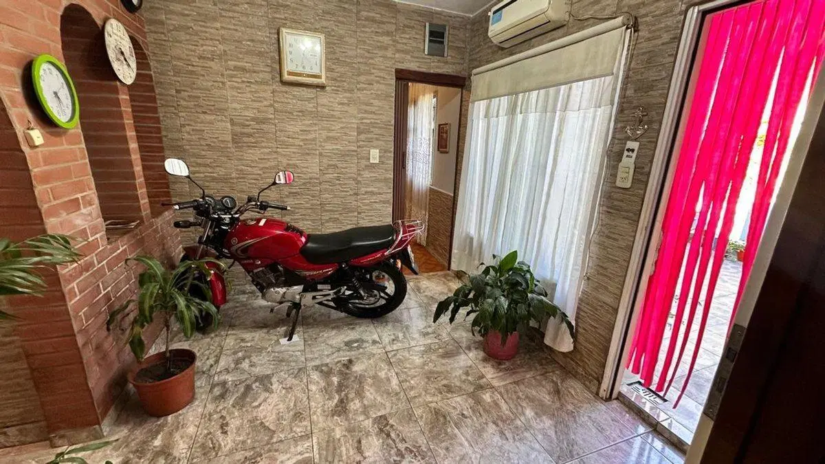 CASA EN VENTA 4 AMB. + DEPTO.  EN HURLINGHAM 4