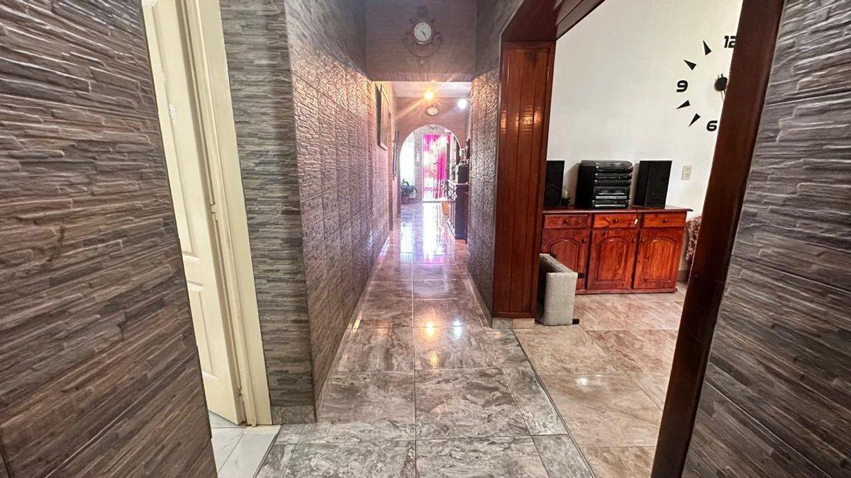 CASA EN VENTA 4 AMB. + DEPTO.  EN HURLINGHAM