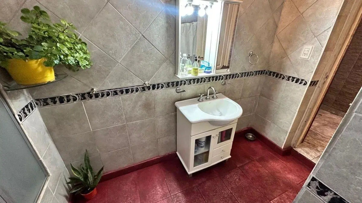 CASA EN VENTA 4 AMB. + DEPTO.  EN HURLINGHAM 2