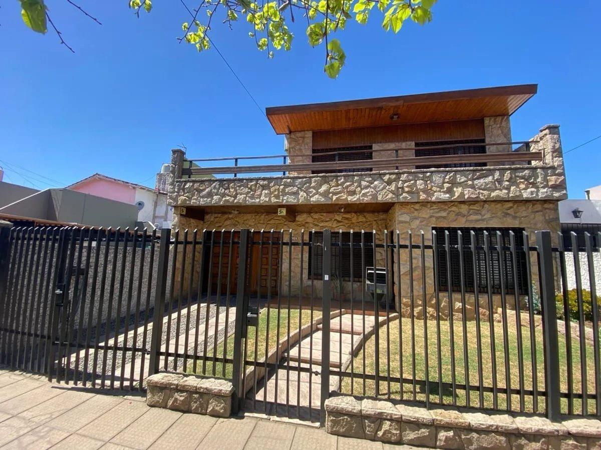 CASA 5 AMBIENTES + QUINCHO HURLINGHAM APTO CRÉDITO