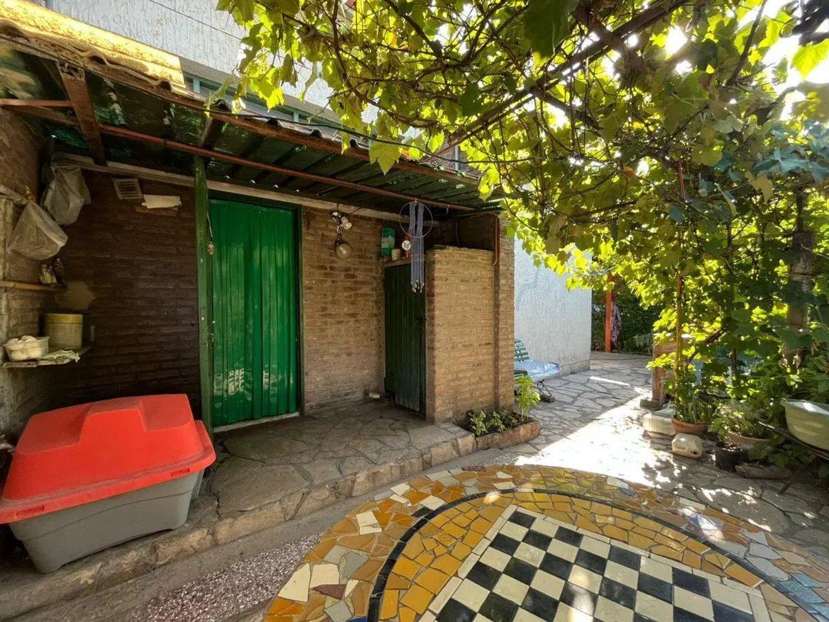 CASA EN VENTA SOBRE COLECTORA ACCESO OESTE.PERMUTA 3