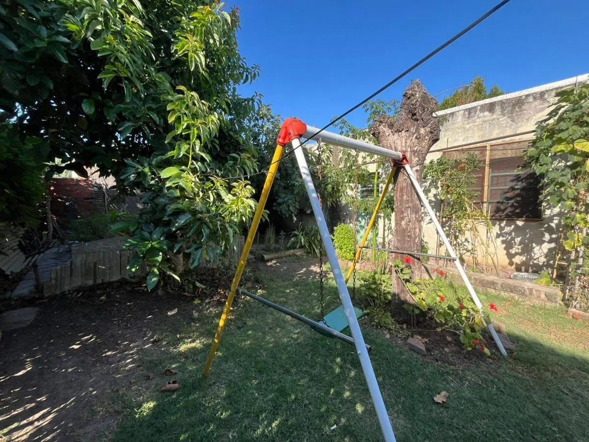 CASA EN VENTA SOBRE COLECTORA ACCESO OESTE.PERMUTA 2