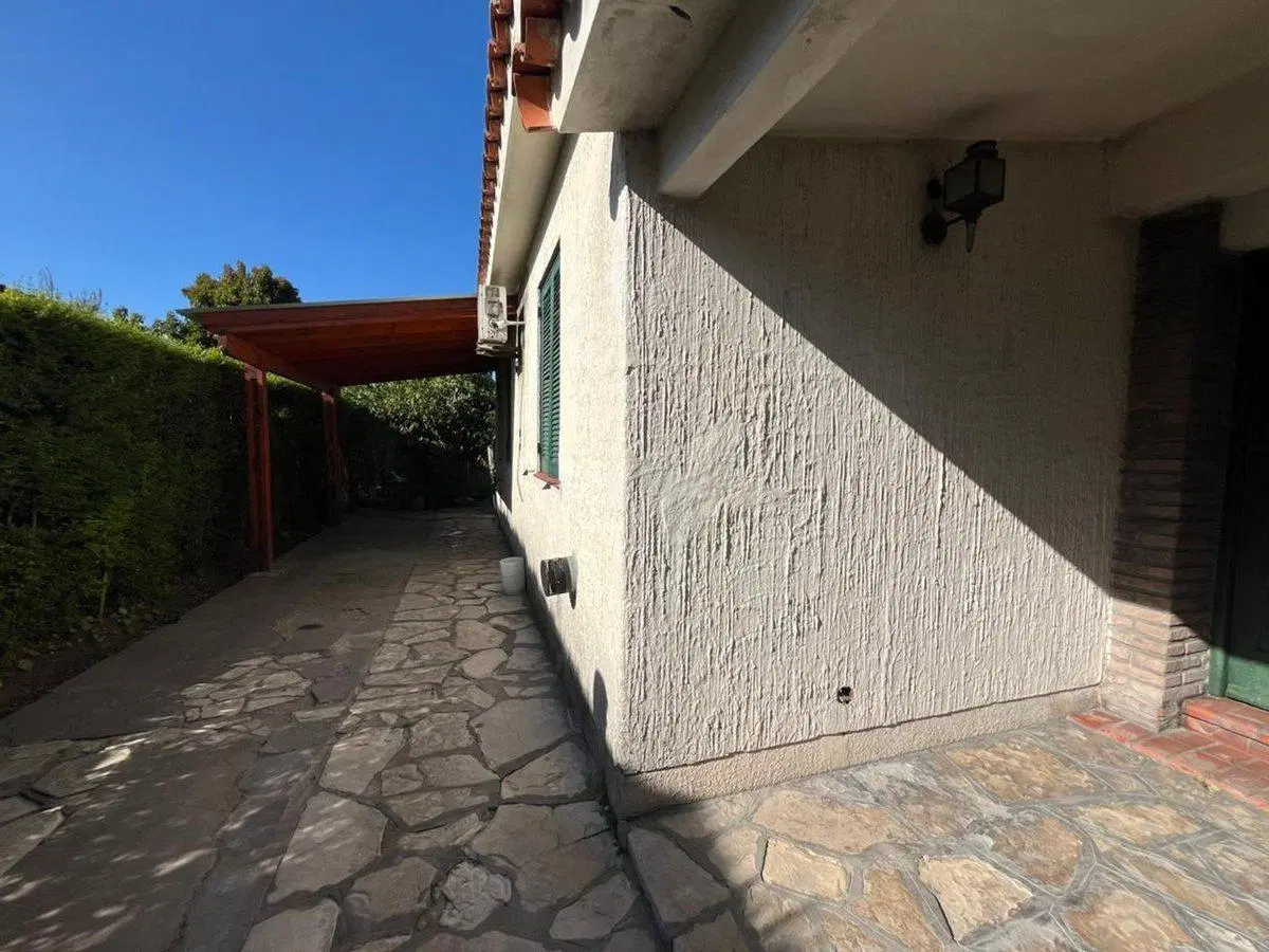 CASA EN VENTA SOBRE COLECTORA ACCESO OESTE.PERMUTA 4