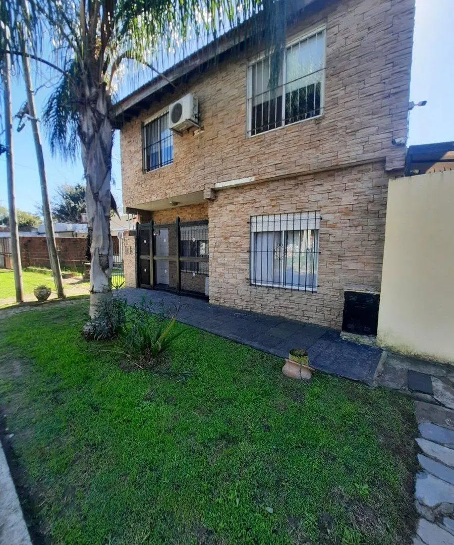 Venta Casa 4 Amb en Esquina con Quincho y Jardín 5