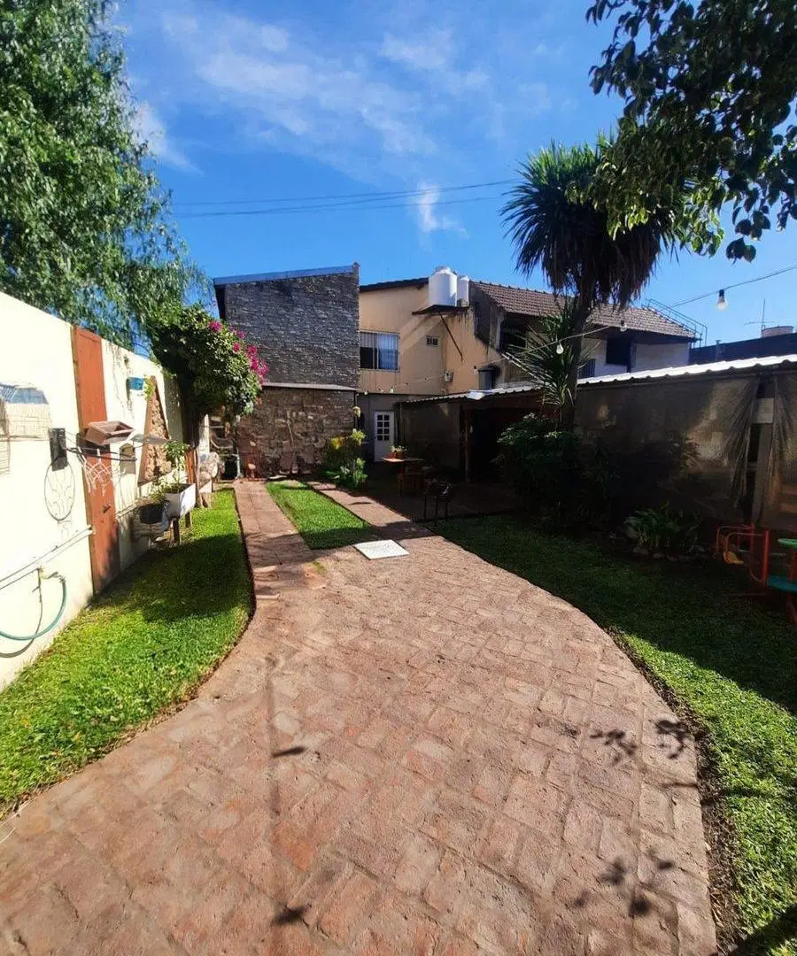Venta Casa 4 Amb en Esquina con Quincho y Jardín 4