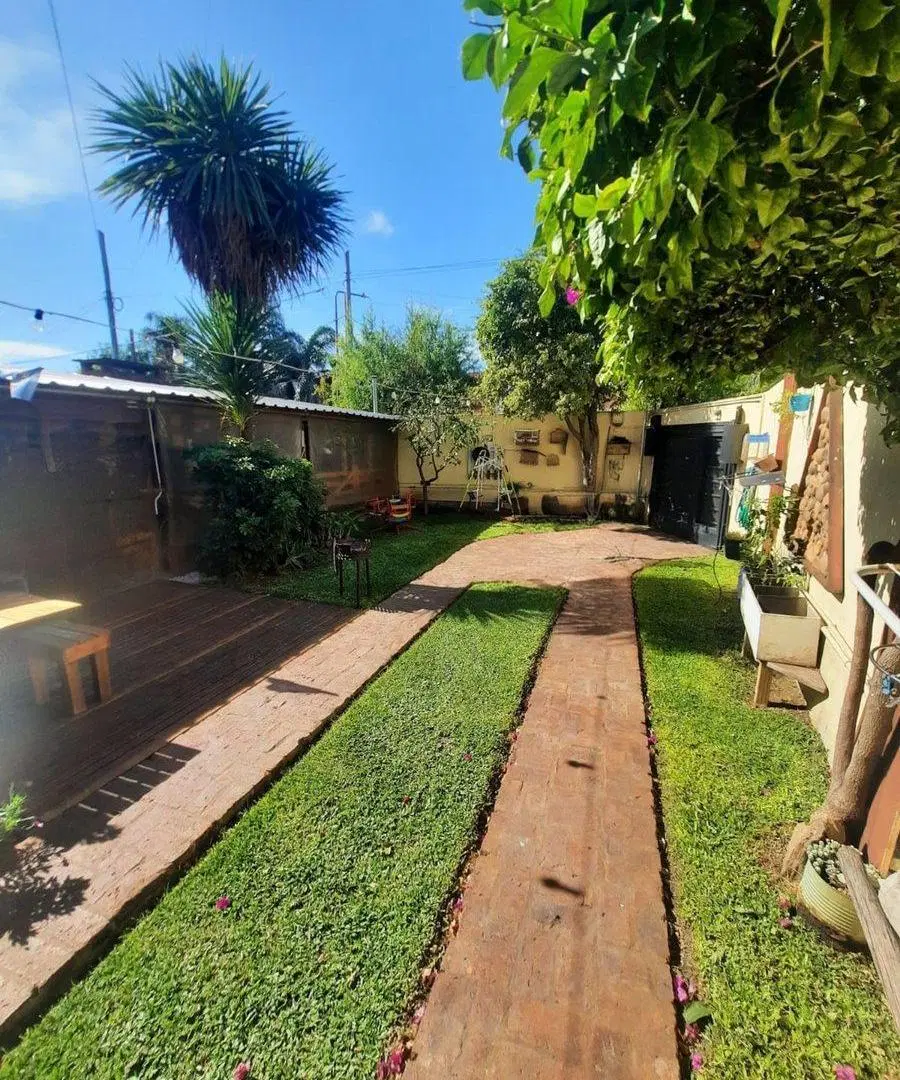 Venta Casa 4 Amb en Esquina con Quincho y Jardín 2