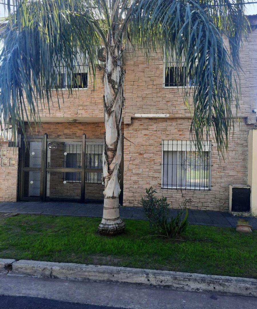 Venta Casa 4 Amb en Esquina con Quincho y Jardín