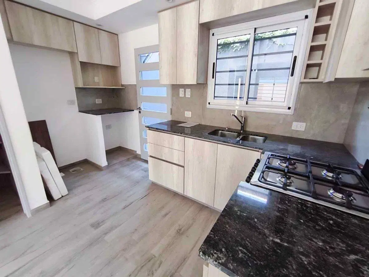 Venta Dúplex 4 AMB NUEVO cochera patio Hurlingham 2