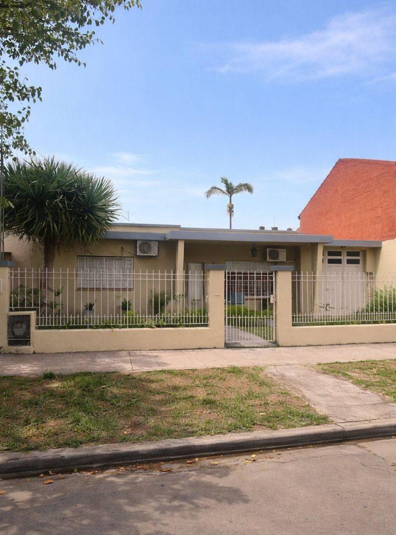 Foto de VENTA CASA 3AMB JARDIN PILETA HURLINGHAM PERMUTA, imagen 4