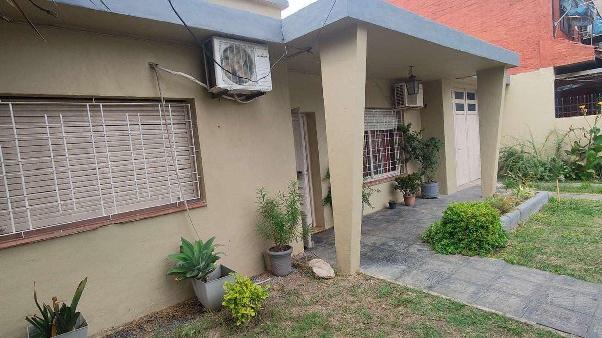 Foto de VENTA CASA 3AMB JARDIN PILETA HURLINGHAM PERMUTA, imagen 2
