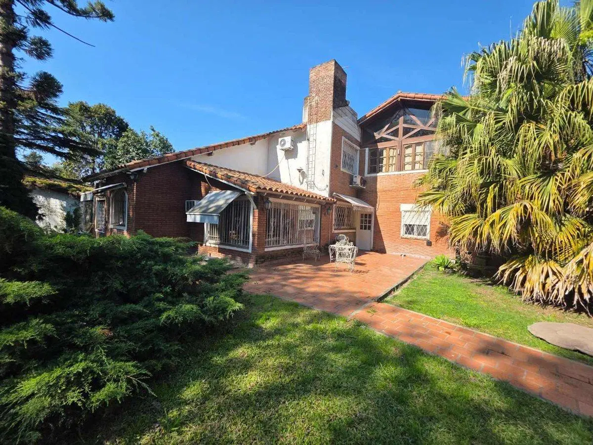 CHALET 6 AMB LOTE DE 1600 MTS 470 MTS CUB PILETA 3