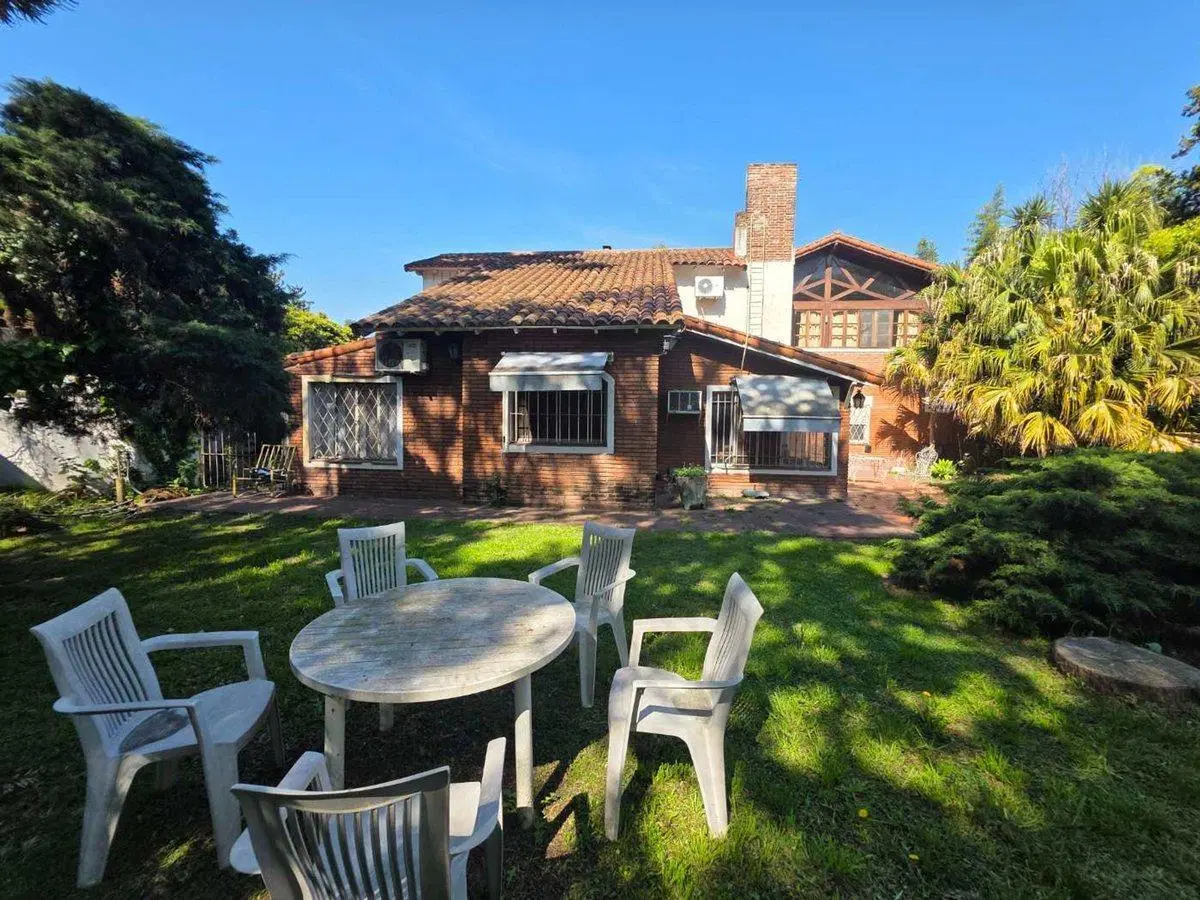 CHALET 6 AMB LOTE DE 1600 MTS 470 MTS CUB PILETA 4