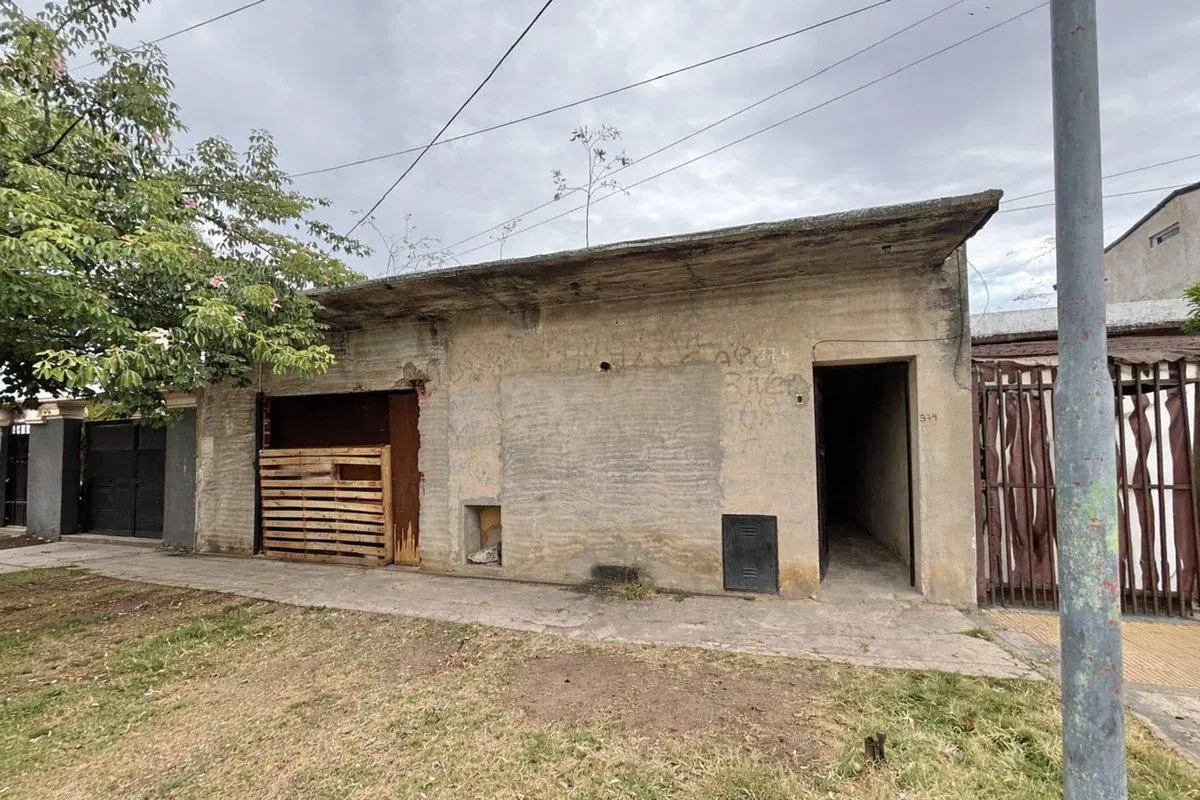 Lote en venta  con construcción en  Hurlingham 4