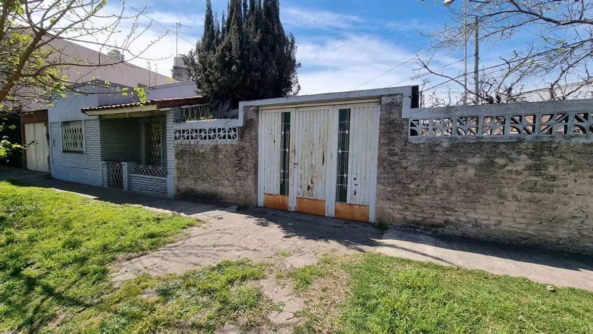 CASA 4 AMB LOTE PROPIO 2 COCHERAS A REFACCIONAR 3