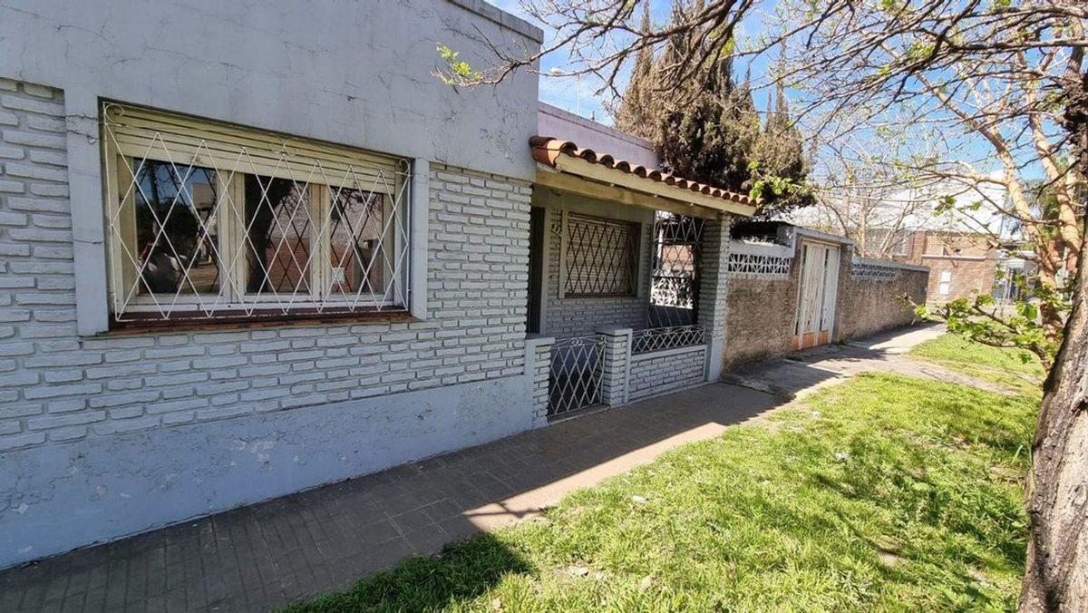 CASA 4 AMB LOTE PROPIO 2 COCHERAS A REFACCIONAR