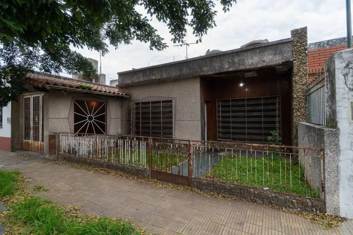 CASA EN VENTA  3 AMBIENTES - CASEROS 2