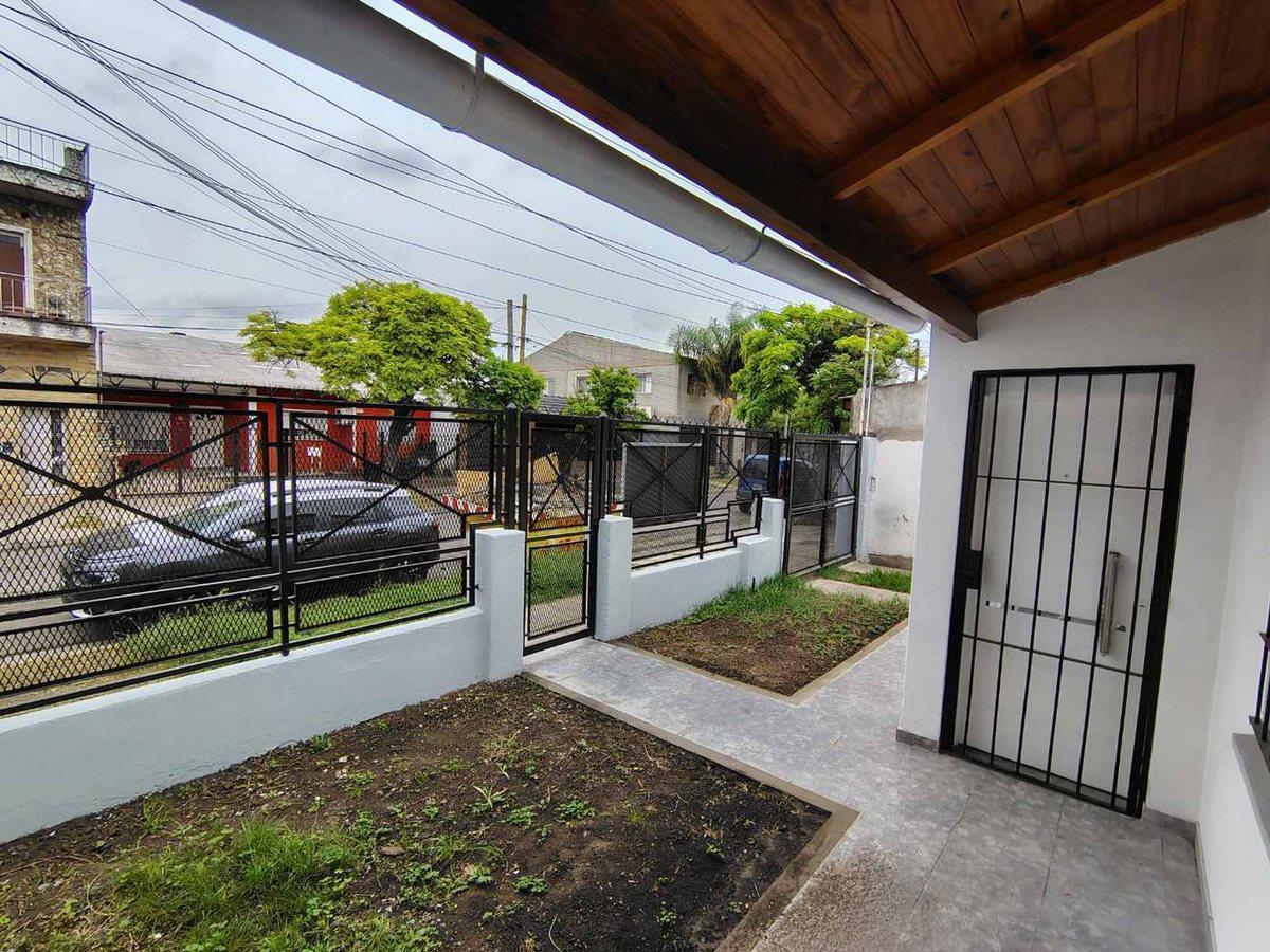 EN VENTA CHALET A NUEVO 3 AMB + GALPON