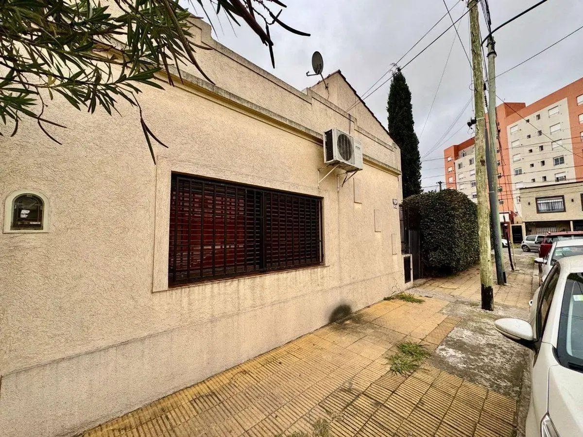 VENTA CASA 4 AMBIENTES HURLINGHAM COCHERA JARDÍN 2