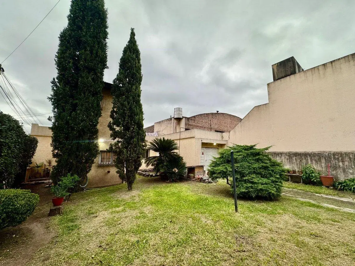 VENTA CASA 4 AMBIENTES HURLINGHAM COCHERA JARDÍN 5