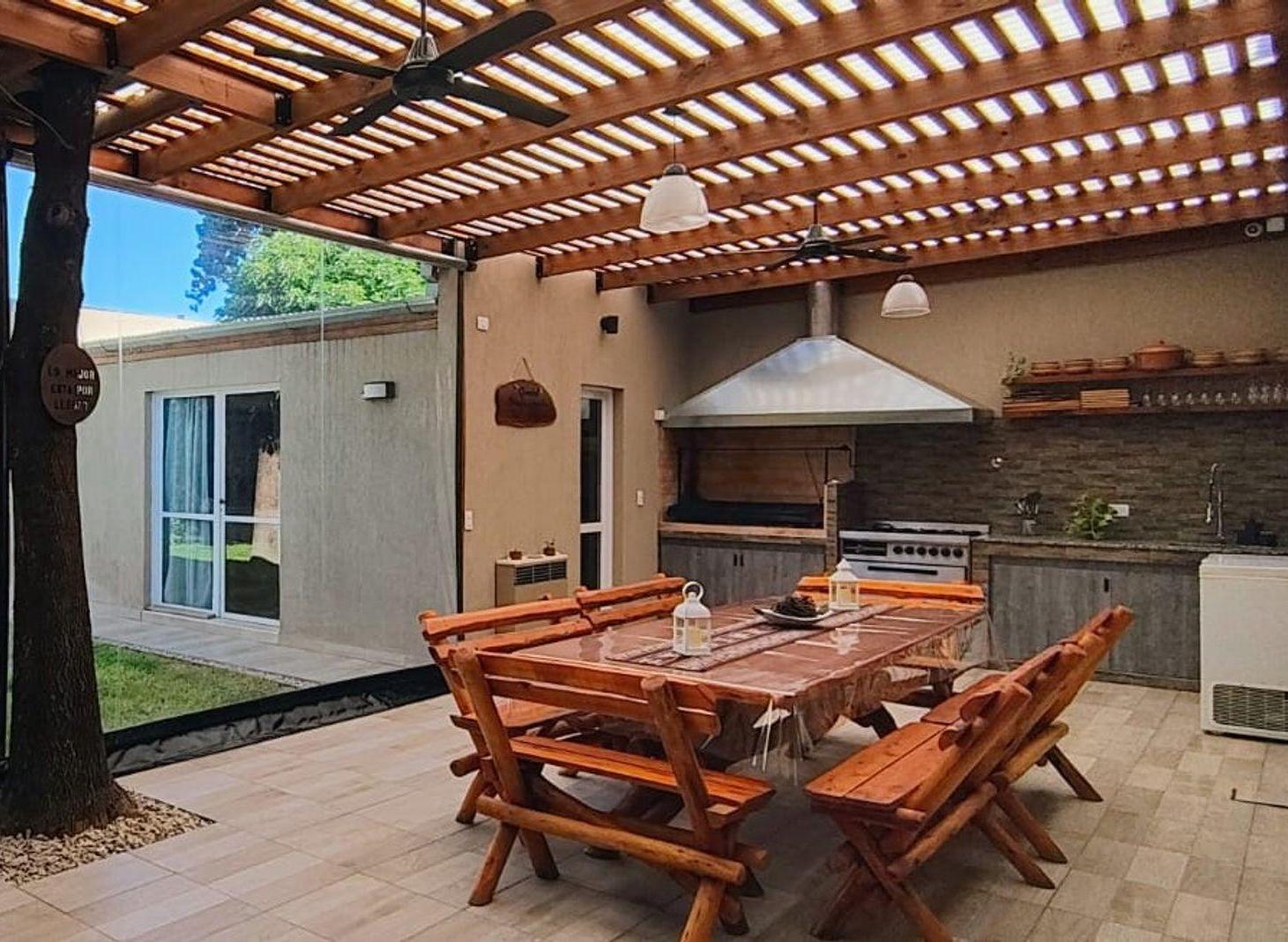VENTA DE CASA CON QUINCHO Y PILETA WILLIAM MORRIS