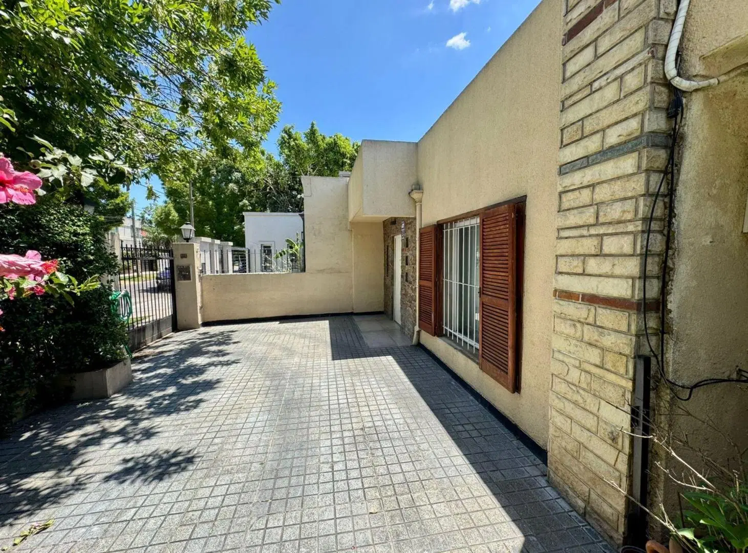VENTA CASA 5 AMBIENTES HURLINGHAM PISCINA  PERMUTA 3