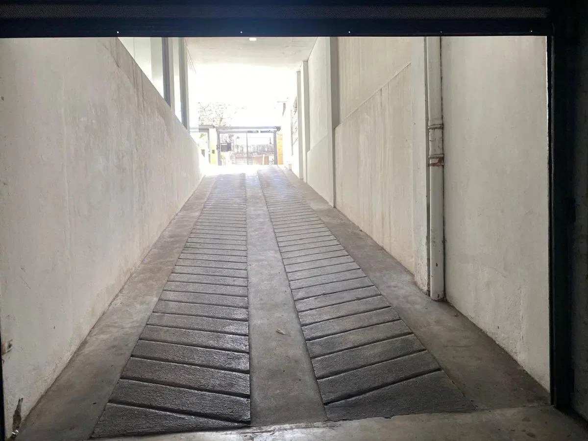 VENTA COCHERA CUBIERTA MORÓN CENTRO PERMUTA 3