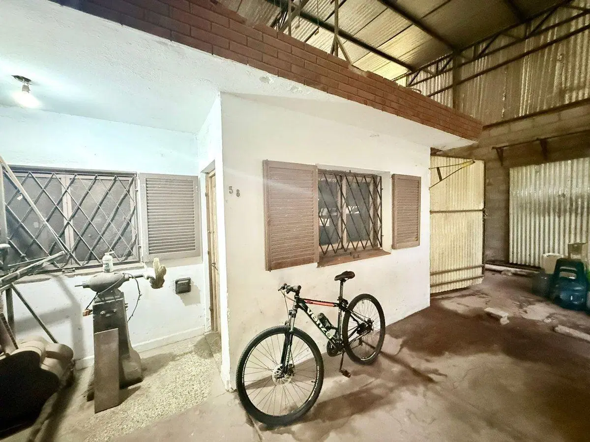 ALQUILER GALPON CON OFICINAS VILLA TESEI 2