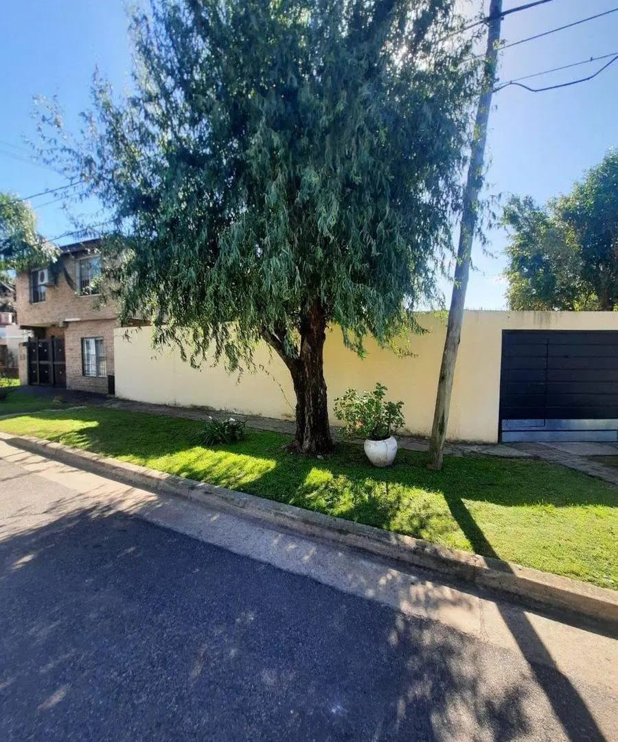 Venta Casa 4 Amb en Esquina con Quincho y Jardín 3