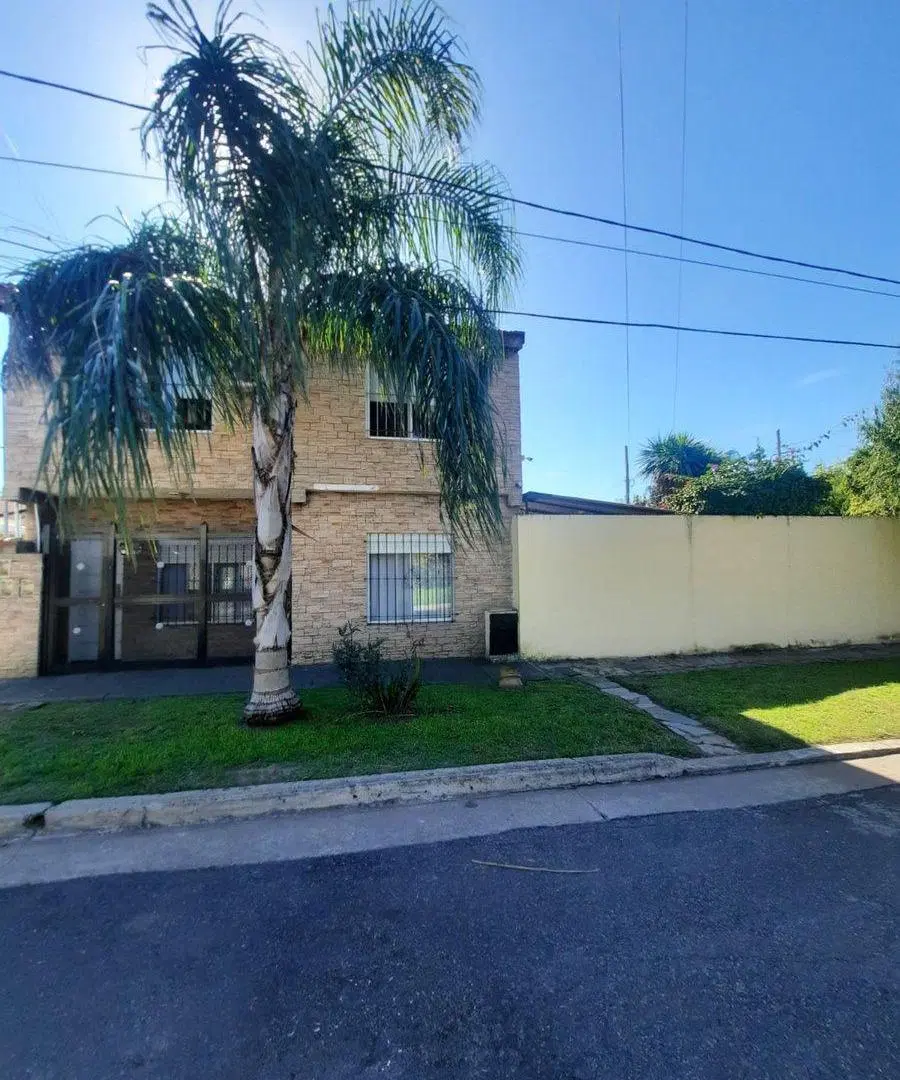 Venta Casa 4 Amb en Esquina con Quincho y Jardín 2
