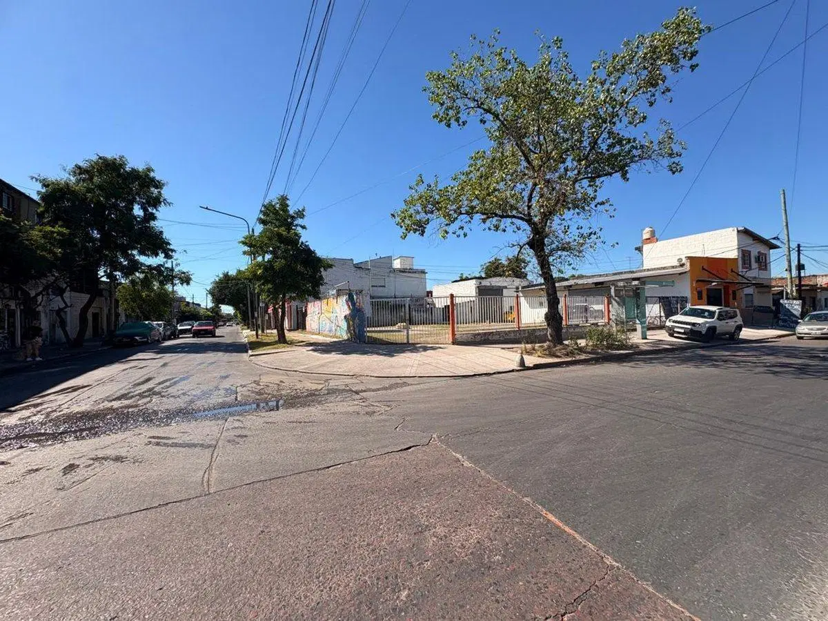 EXCELENTE LOTE COMERCIAL EN ESQUINA CALLE VILLEGAS 3