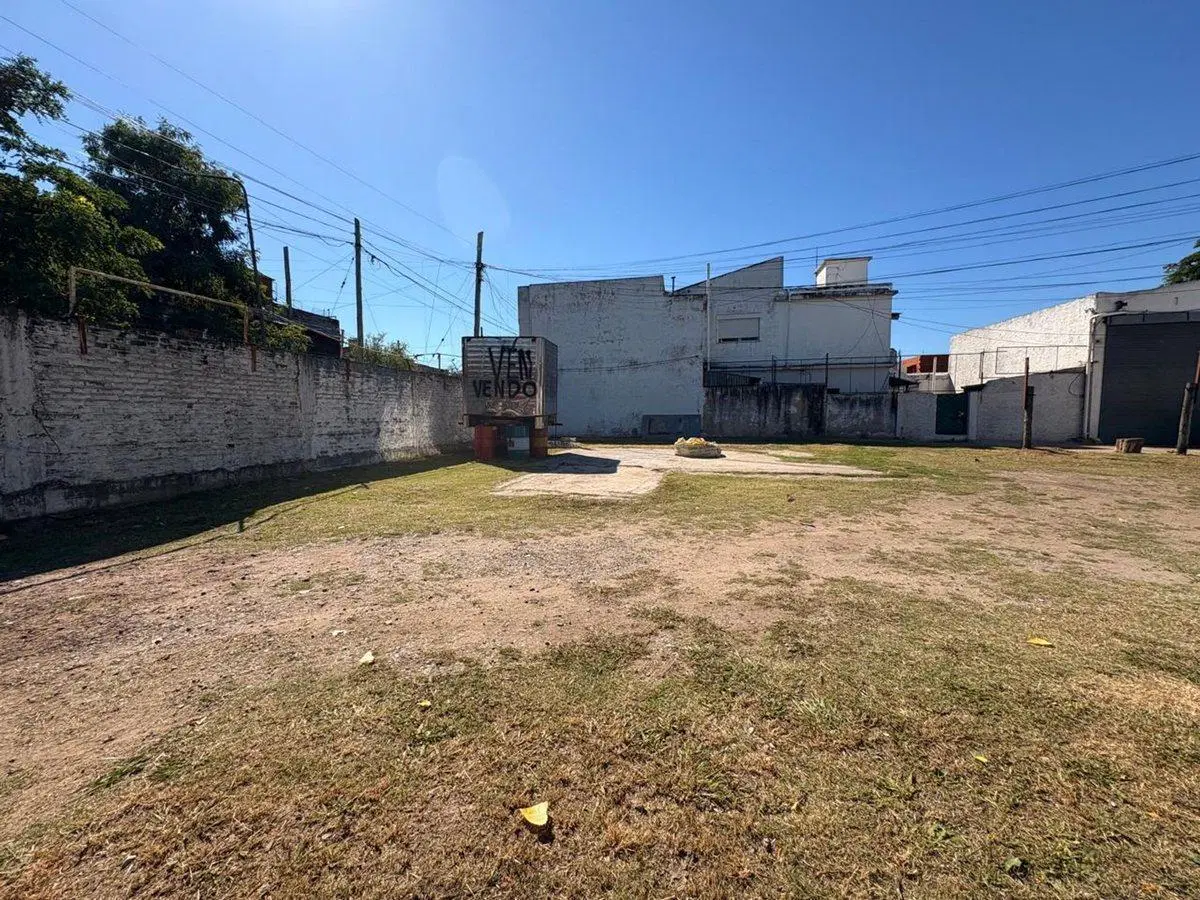 EXCELENTE LOTE COMERCIAL EN ESQUINA CALLE VILLEGAS 8