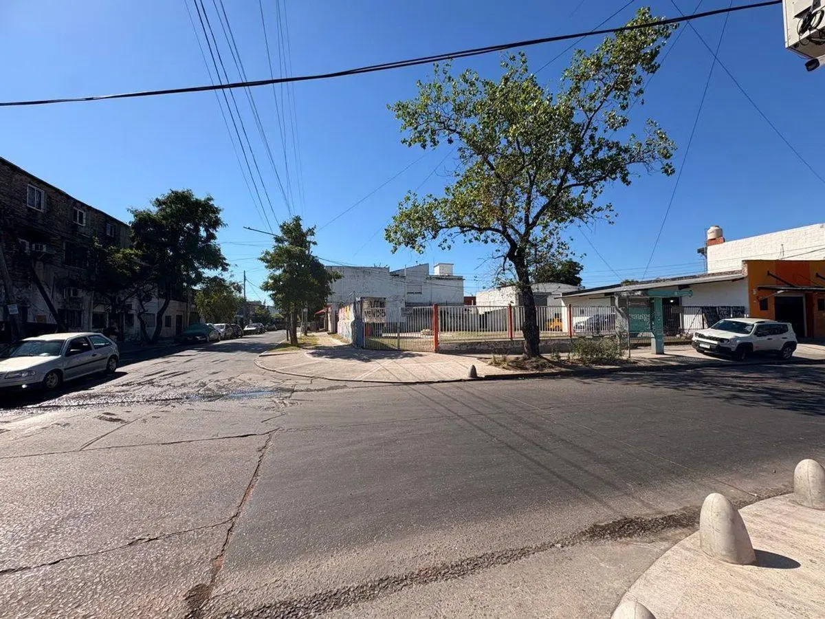 EXCELENTE LOTE COMERCIAL EN ESQUINA CALLE VILLEGAS 2