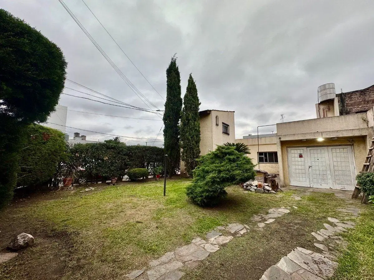 VENTA CASA 4 AMBIENTES HURLINGHAM COCHERA JARDÍN 5