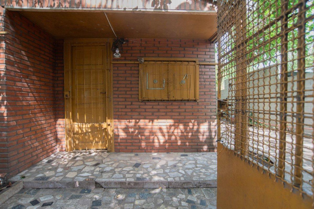 Foto de VENTA CASA 3 AMBIENTES HURLINGHAM ACEPTA PERMUTA, imagen 3