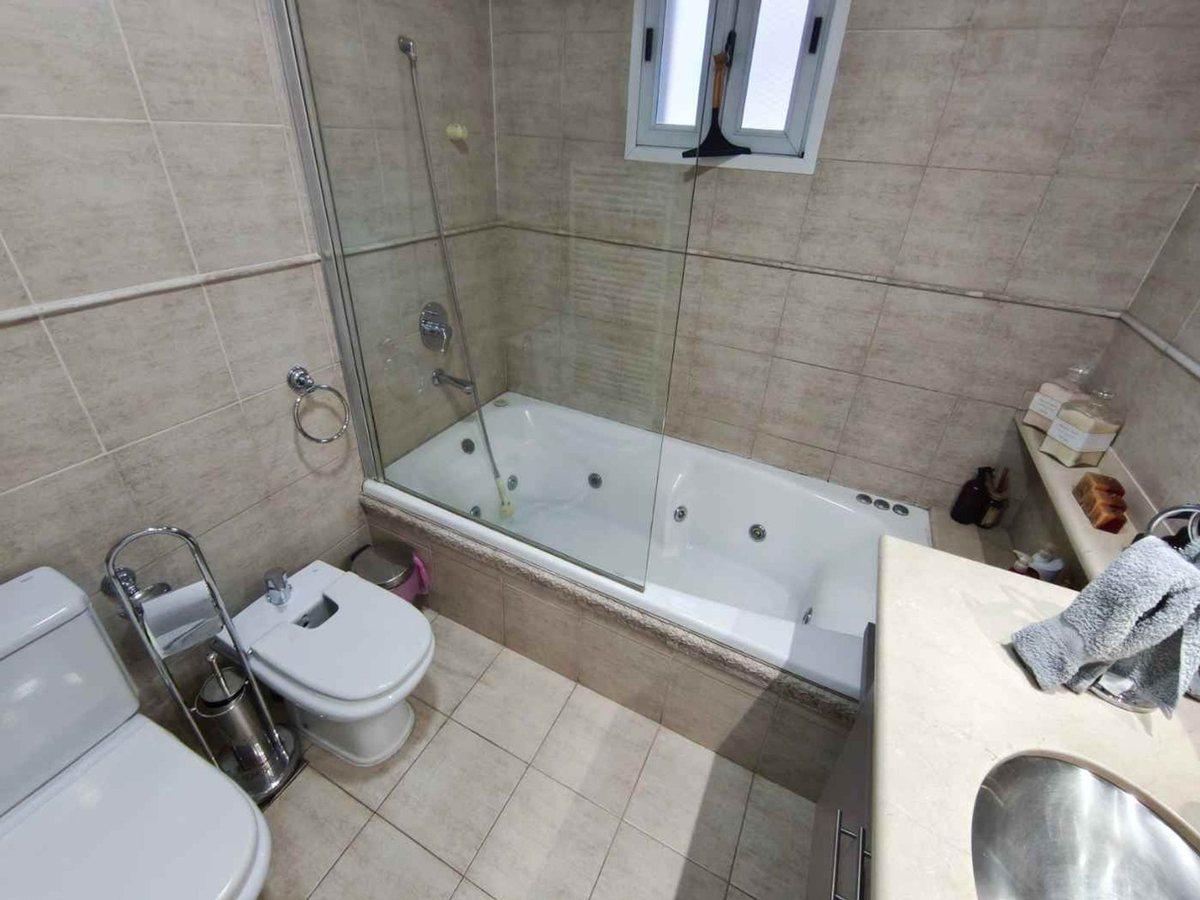 Foto de Venta Imponente Casa 7 AMB Bernal Quincho Pileta, imagen 4