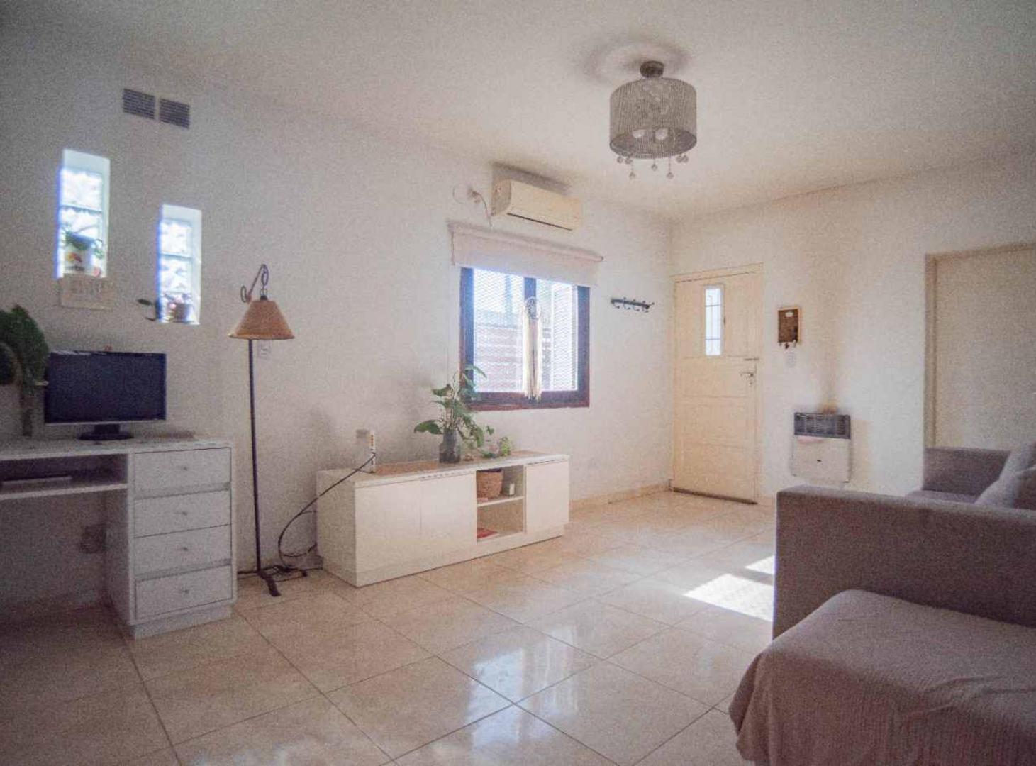 Foto de VENTA CASA 4 AMBIENTES HURLINGHAM COCHERA JARDIN, imagen 3