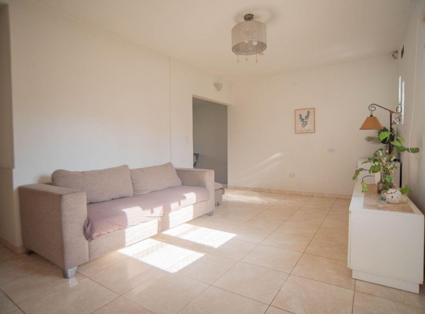 Foto de VENTA CASA 4 AMBIENTES HURLINGHAM COCHERA JARDIN, imagen 4