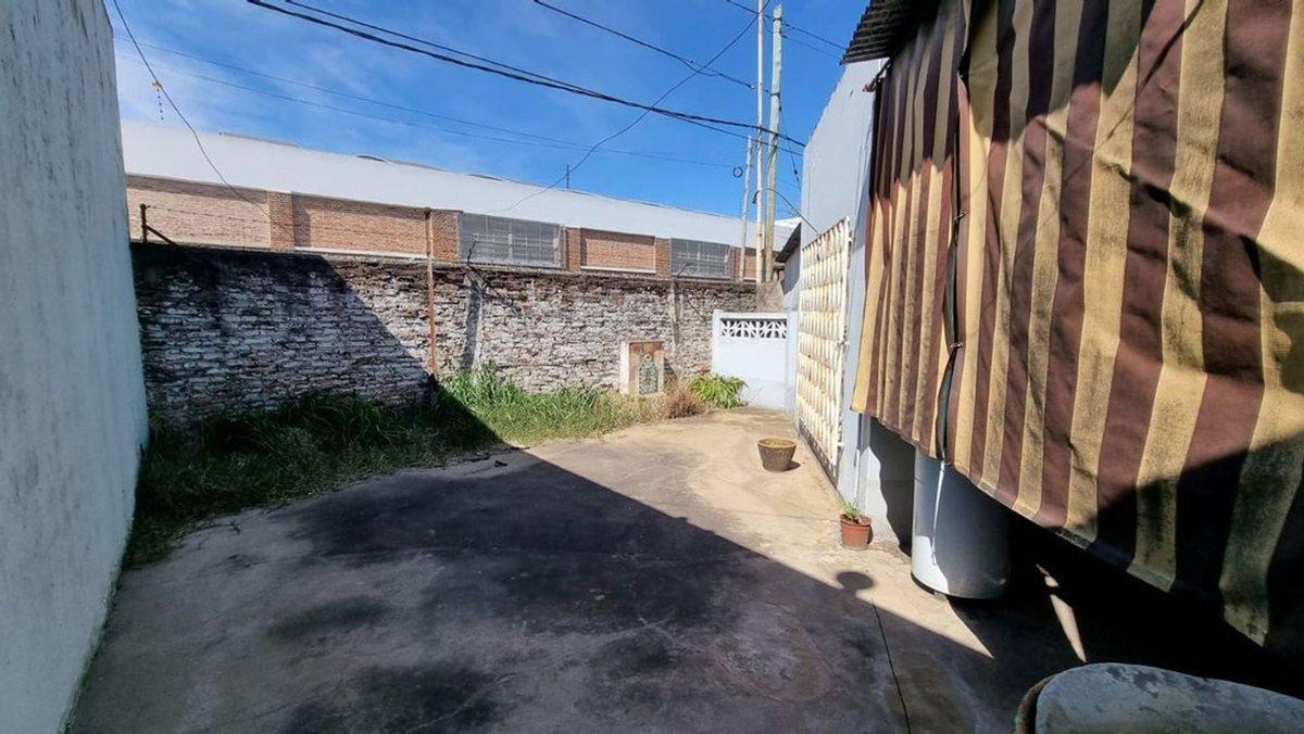 Foto de CASA 4 AMB LOTE PROPIO 2 COCHERAS A REFACCIONAR, imagen 2