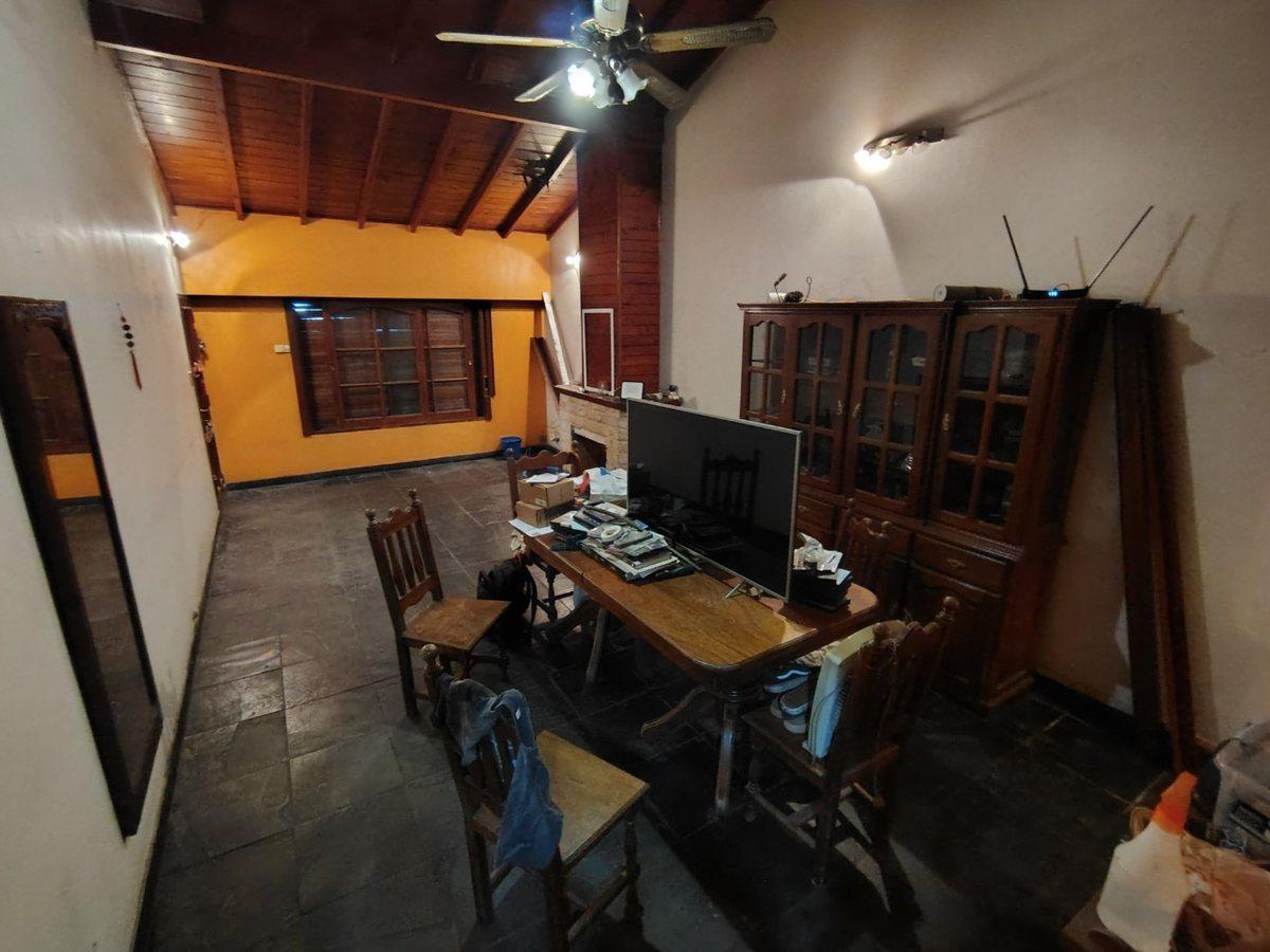 Foto de CHALET 2 PLANTAS 6 AMB 3 BAÑOS COCHERA FONDO LIBRE, imagen 4