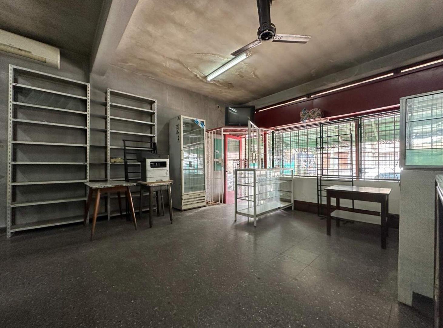 Foto de LOCAL + CASA 3 AMBIENTES A RECICLAR EN HURLINGHAM, imagen 2