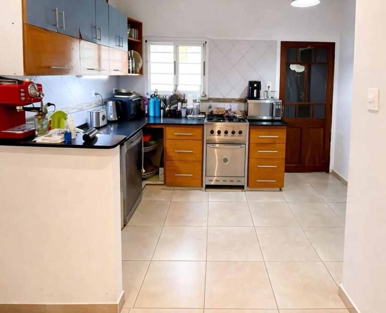 Foto de CASA 4 AMBIENTES CON COCHERA BANFIELD ESTE, imagen 1